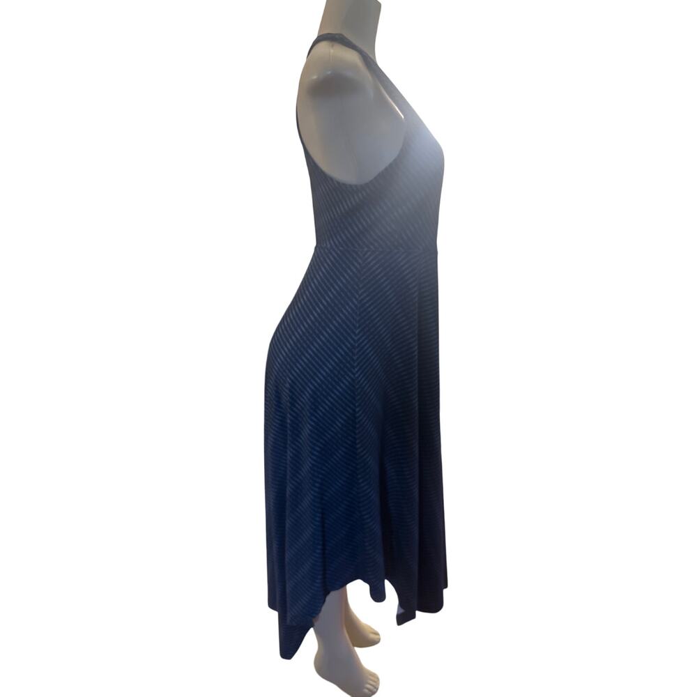 Elegant Black Sleeveless Dress - Picture 6 of 7